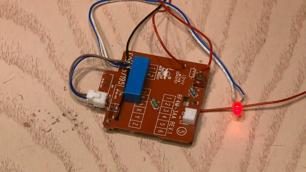 طریقه ساخت دزدگیر پارکینگ - روش وصل کردن LED به مدار